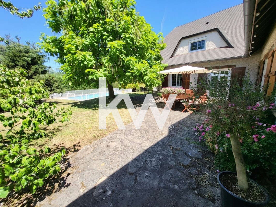 Maison 280 m² à Saint-Priest-En-Jarez  - photo 3