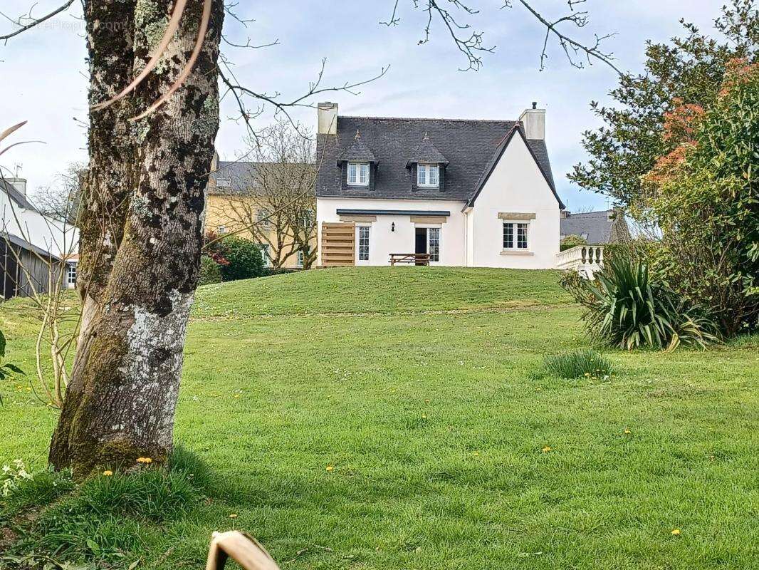 Maison à CLEDEN-POHER