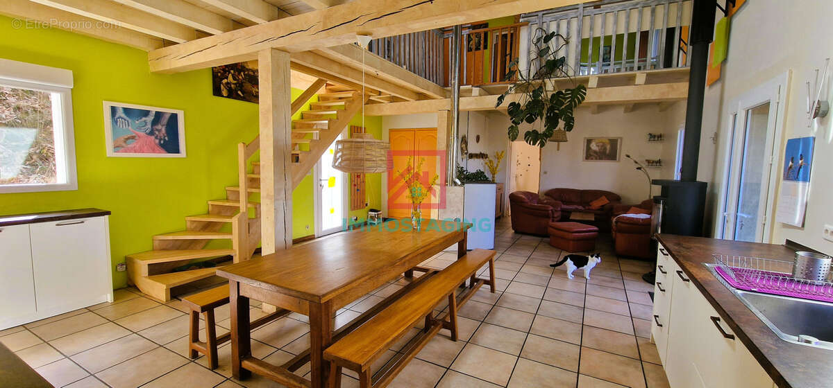 Maison à LAVAL-ROQUECEZIERE