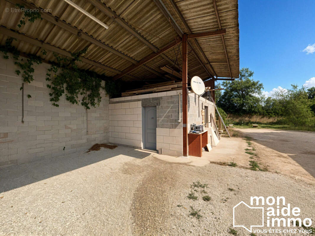 Commerce à LUGASSON