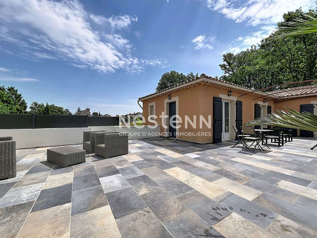 EXCLUSIVITE !! Mirabeau  - Maison de plain-pied avec piscine et vue sur le château - photo 12