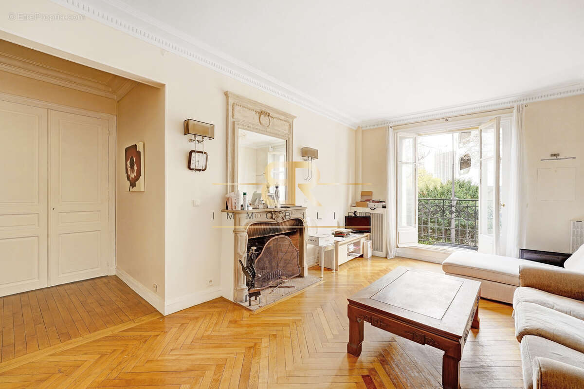 Appartement à PARIS-16E