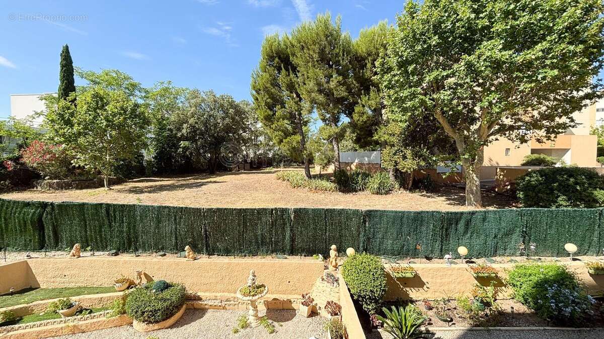 Lumineux T3 avec terrasse de 12m² , garage, vue dégagée, 13011 Marseille n°2