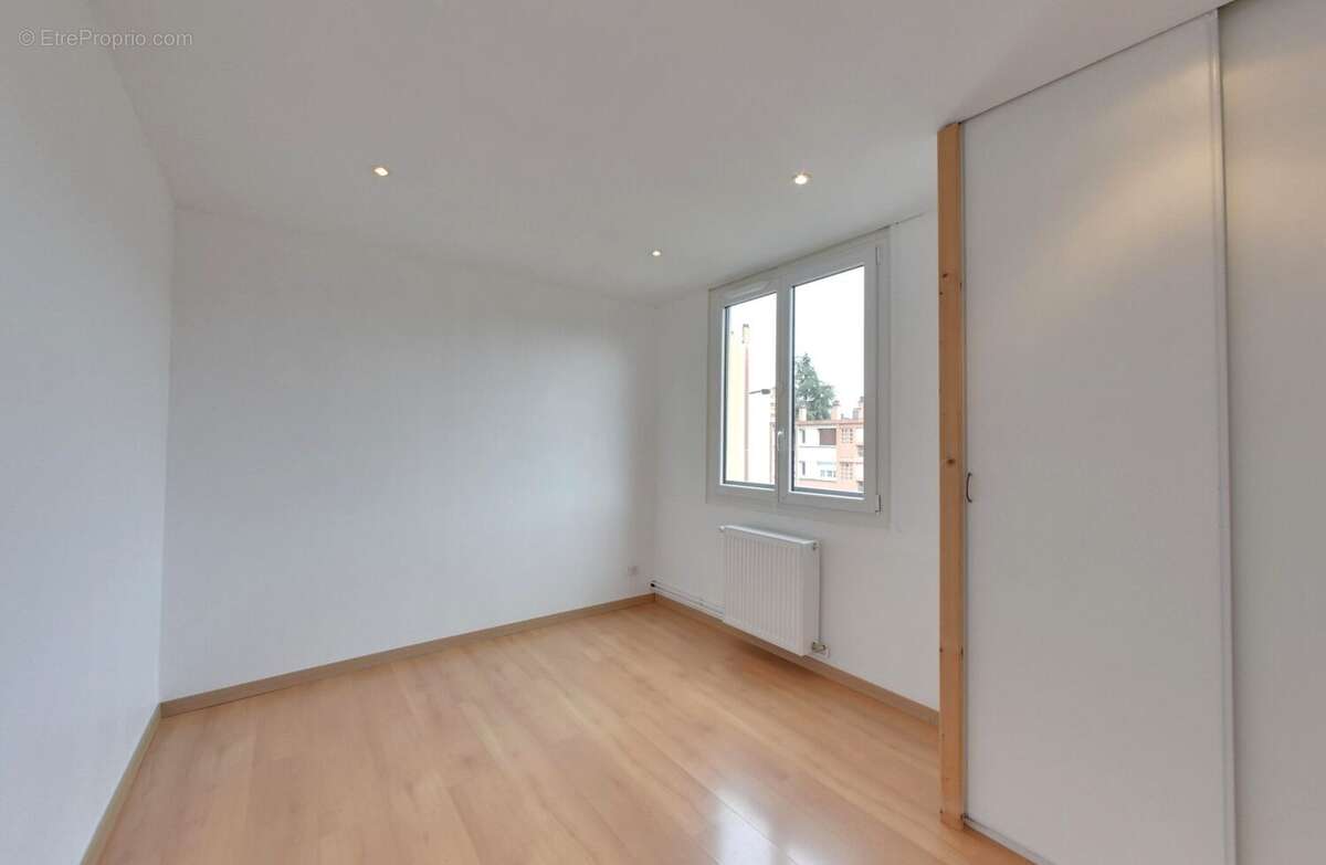 Chambre gauche - Appartement à ECHIROLLES
