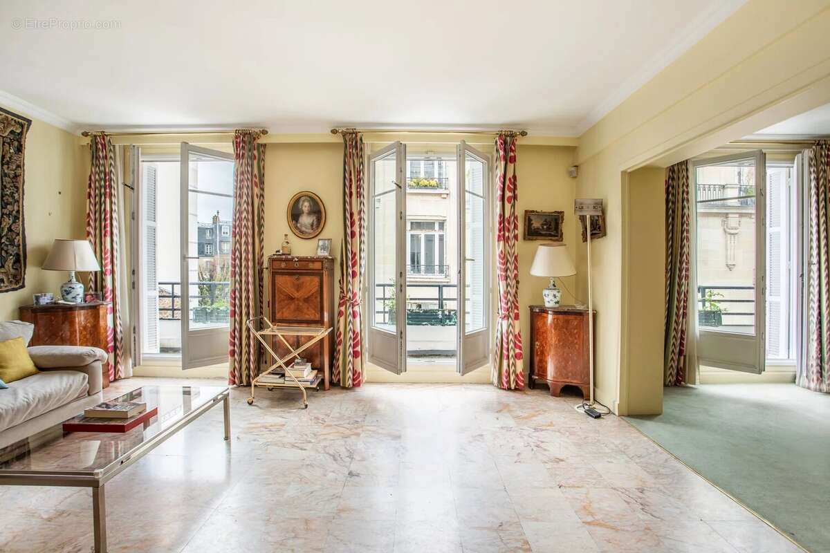 Appartement à PARIS-16E
