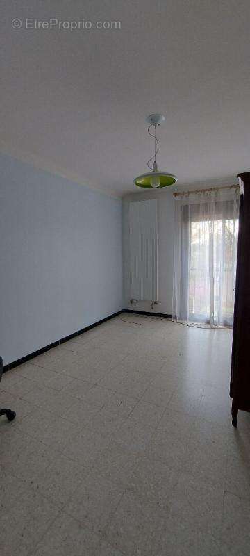 30. GARD. NIMES. Appartement traversant climatisé de 106 m² avec terrasse dans résidence sécurisée - photo 11