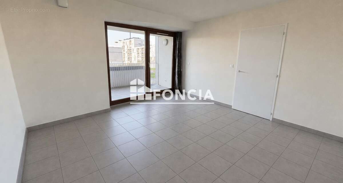 Appartement à BEAUZELLE