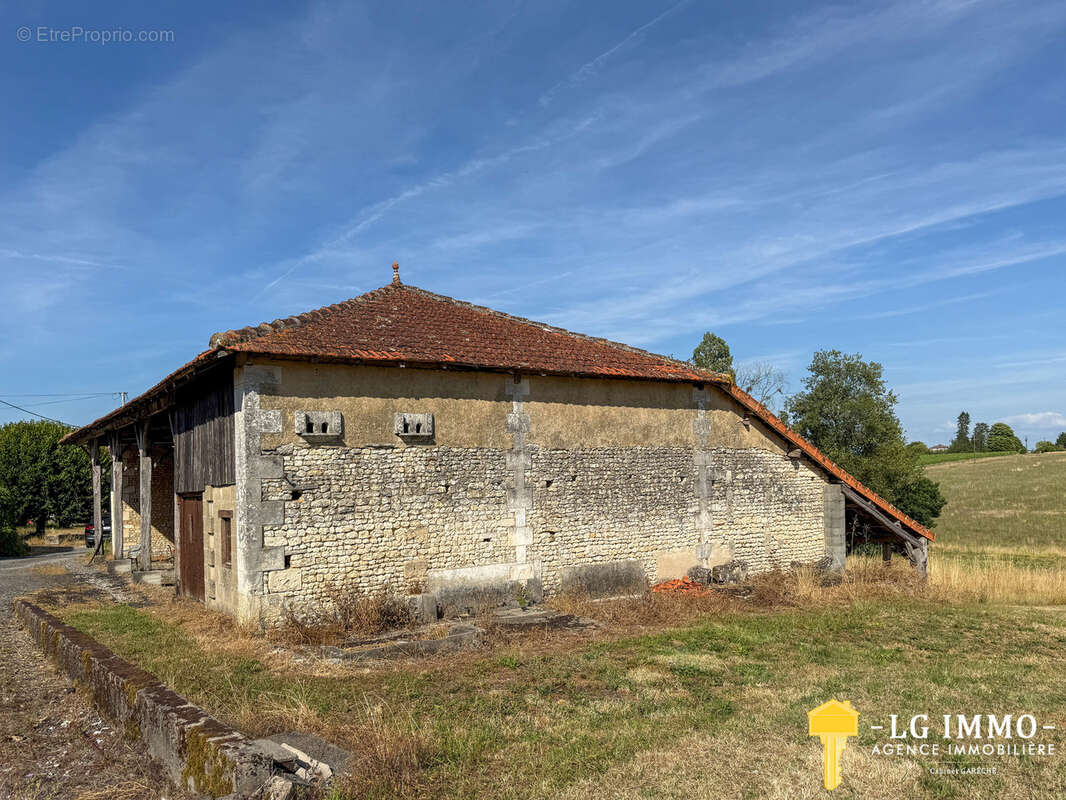 Maison charentaise à fort potentiel   106 m2 habitables & 600 m2 de dépendances - photo 18