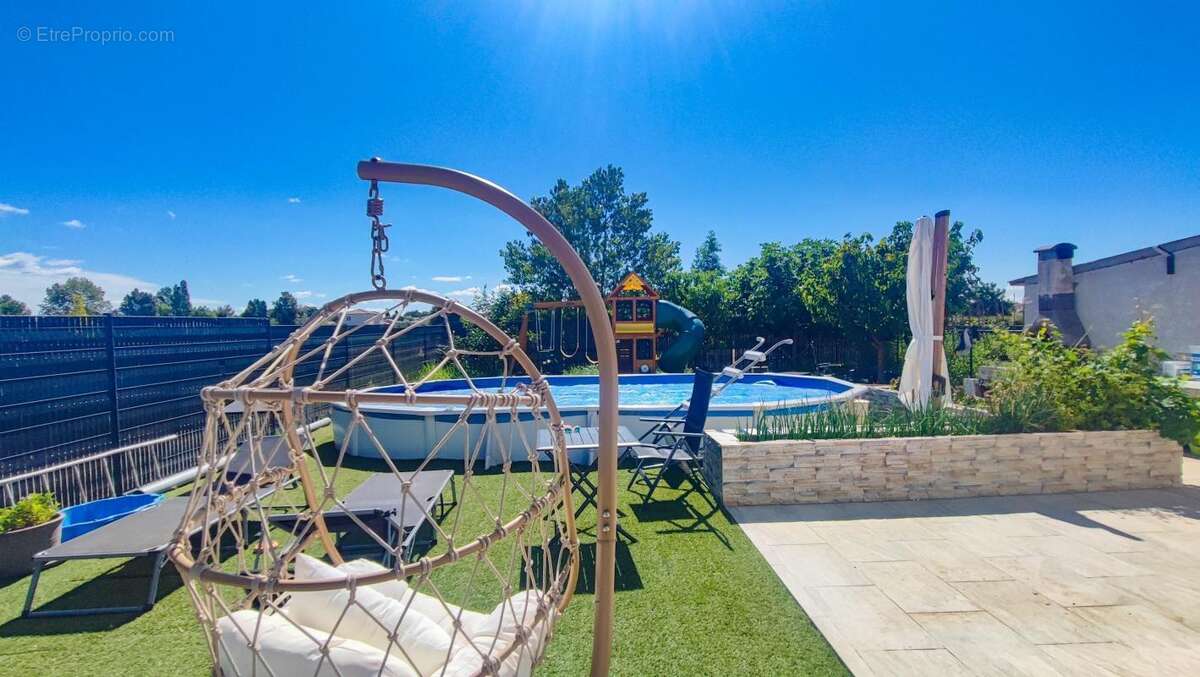 Maison à SAINT-CHAPTES