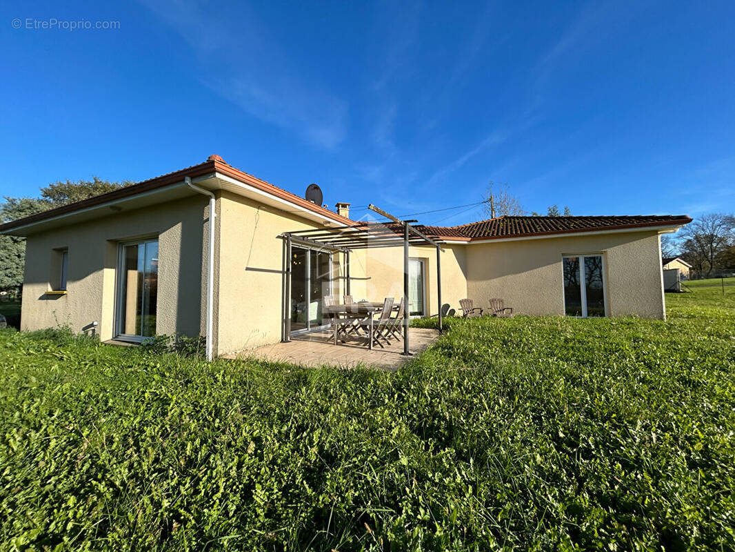 Maison à VILLECOMTAL-SUR-ARROS