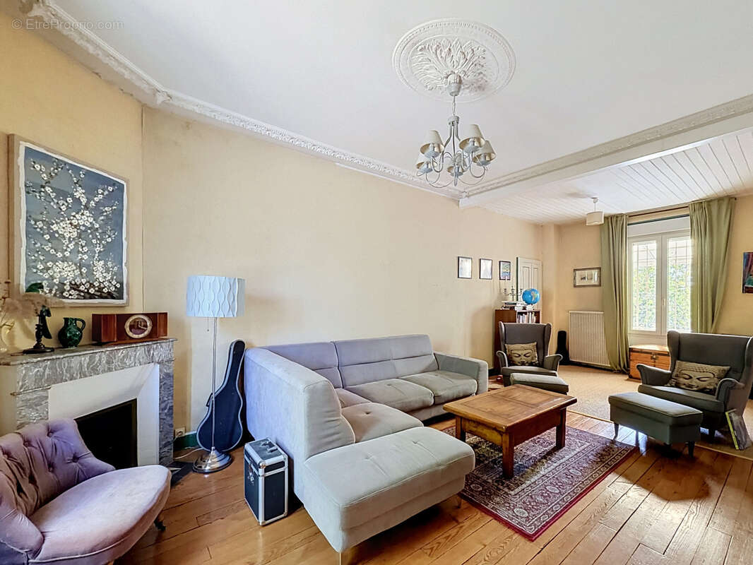 AUX PORTES D'ANGOULEME, à proximité immédiate de toutes commodités, adorable maison des années 20 entièrement - photo 3