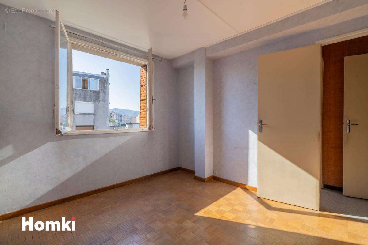 Appartement à MARSEILLE-4E