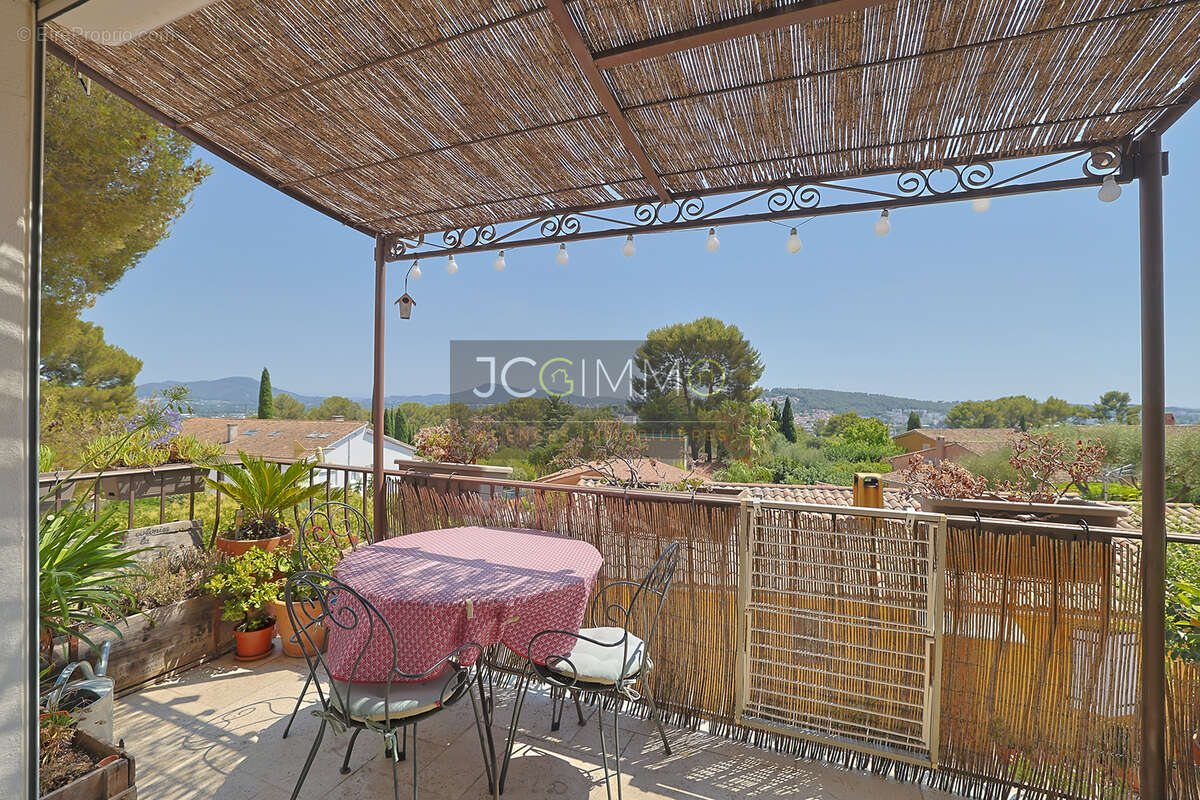 Haut de villa de 141m2 + jardin - photo 2
