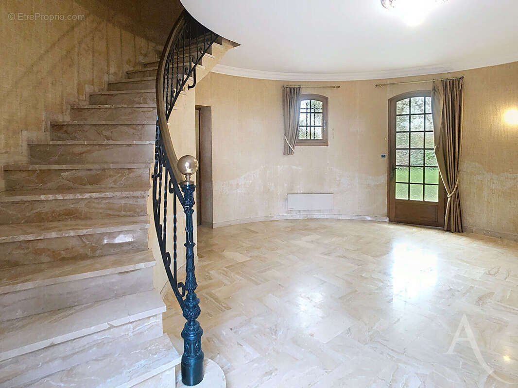 Villa T5 avec parc arboré de 1692m² , double garage- PINS JUSTARET - photo 5