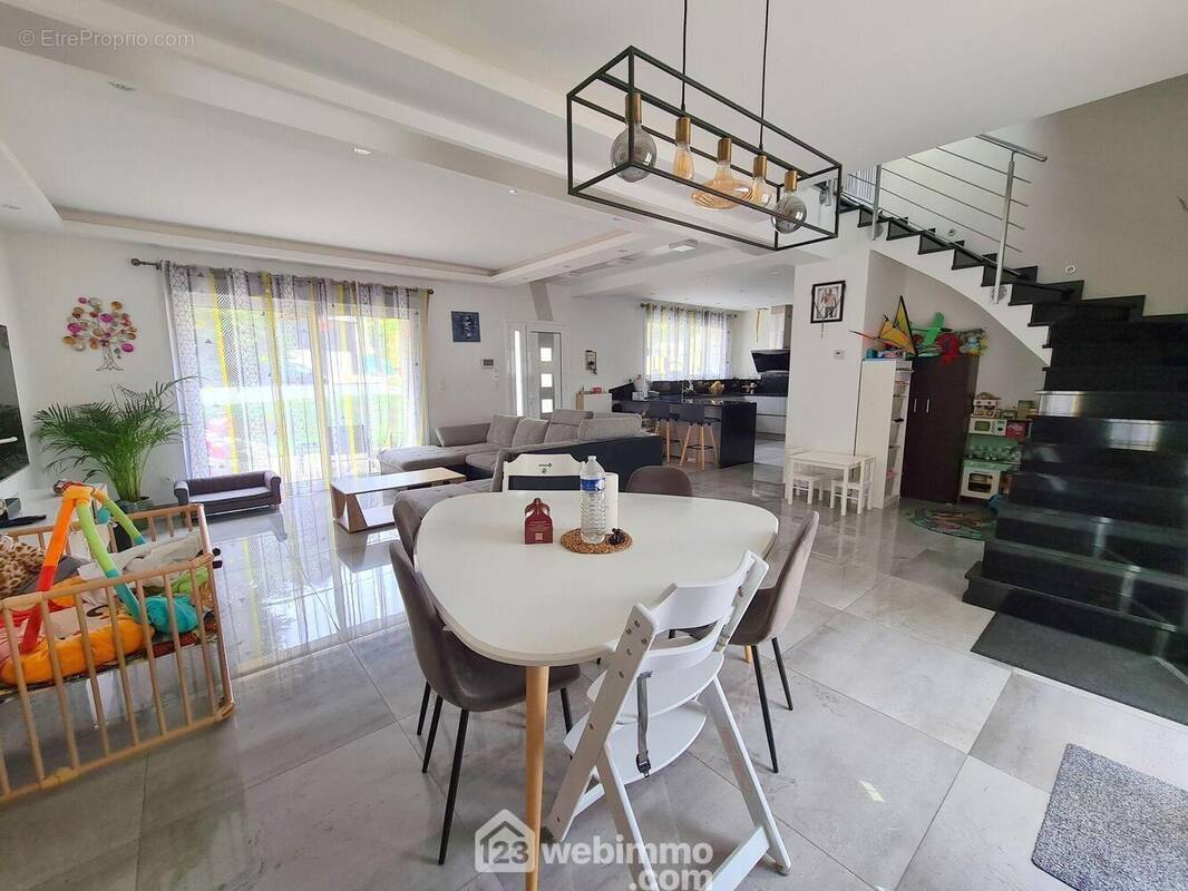 Un espace salle à manger très lumineux. - Maison à MALESHERBES