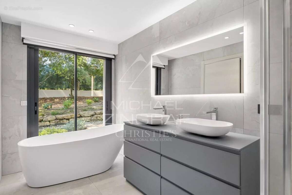 Mougins – Villa familiale rénovée dans un domaine confidentiel - photo 9