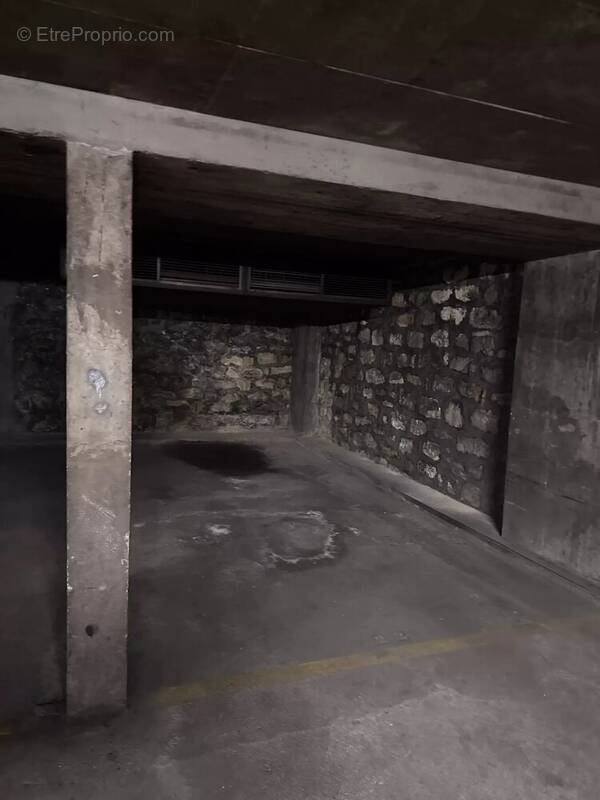 Parking à PARIS-12E