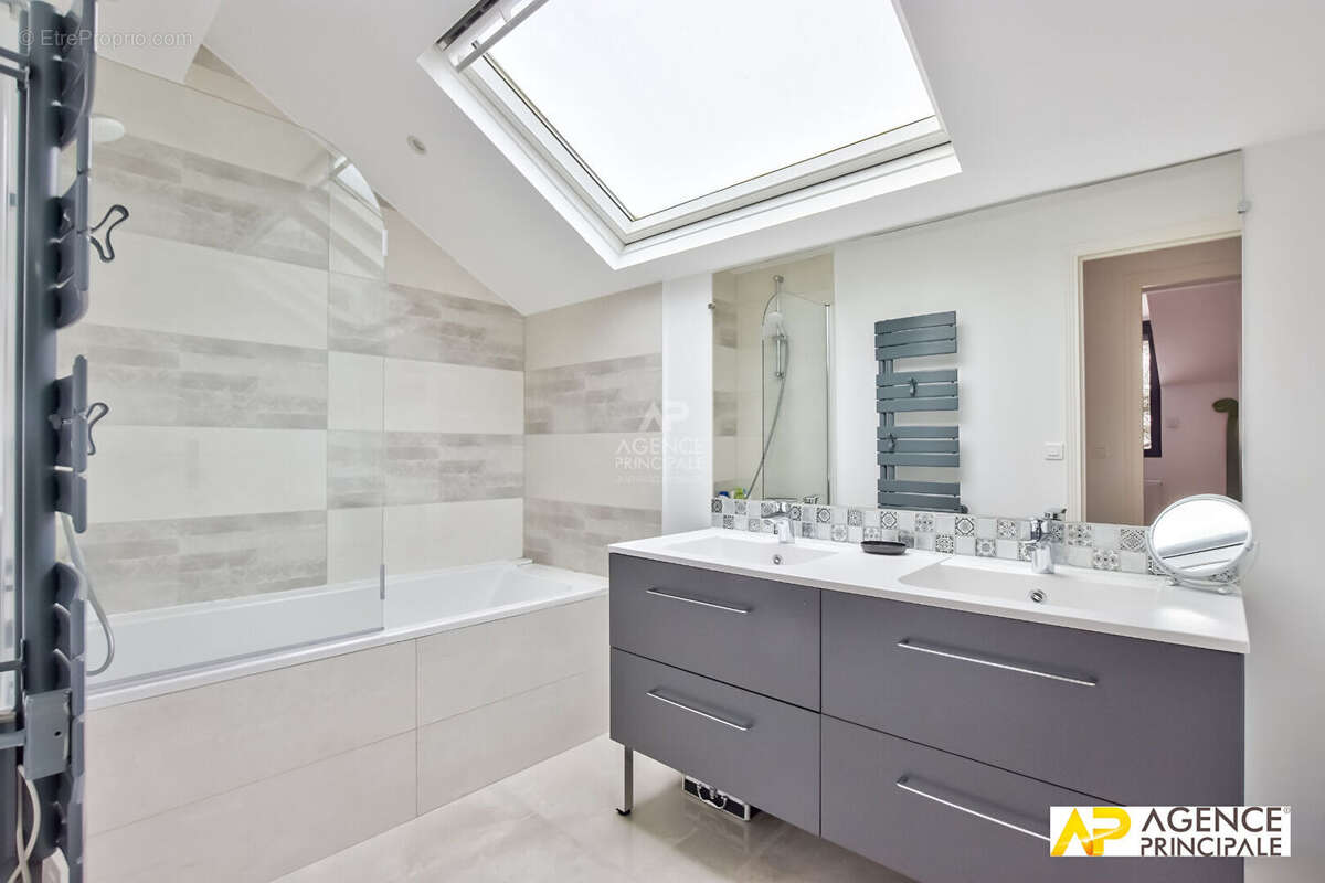 Maison à LE MESNIL-LE-ROI