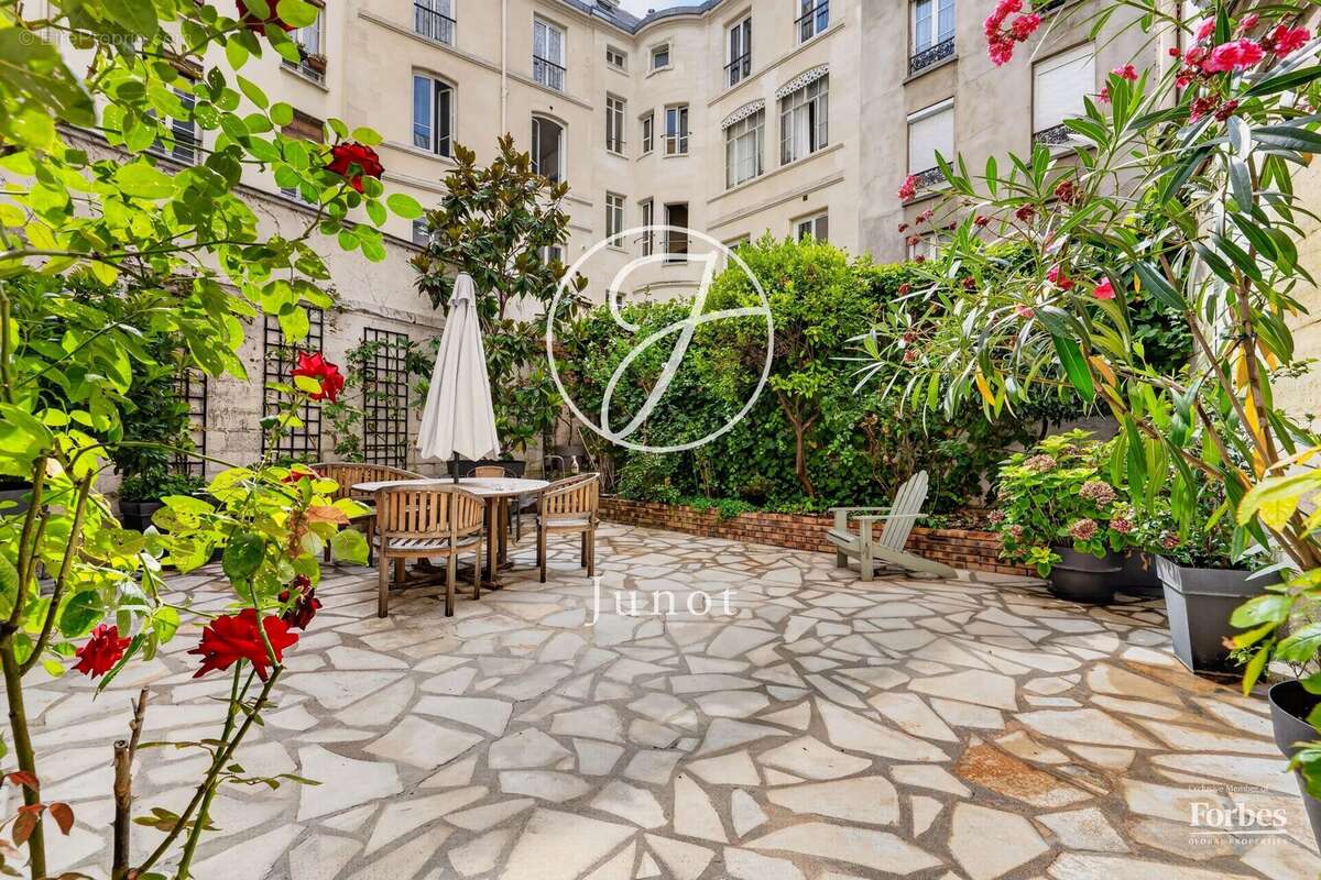 Paris 9e - AVENUE TRUDAINE - Studio - 23,20m² Carrez - Dernier étage - photo 3