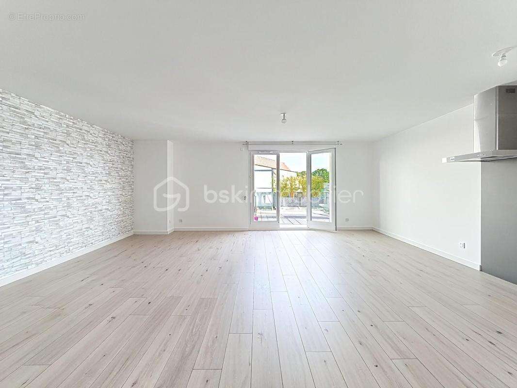 Appartement à THIVERVAL-GRIGNON