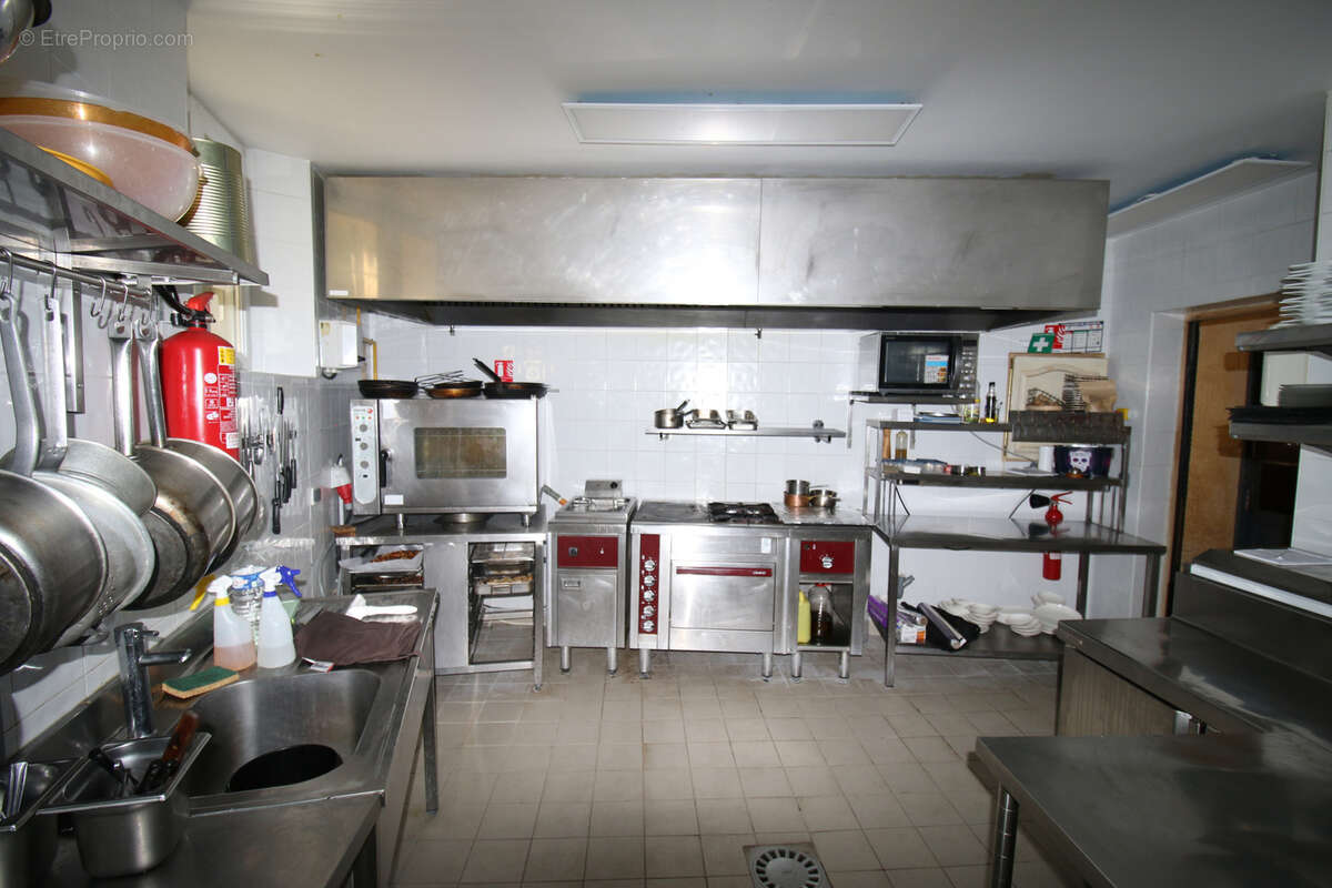 Maison de maître avec jardin, pisicine, parkings. - photo 33