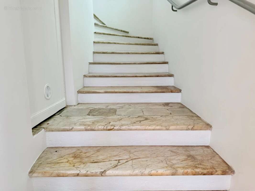 NICE BON VOYAGE – Maison individuelle rénovée d'environ 102 m² habitables avec deux appartements, terrasses, jardin et petit ga - photo 21