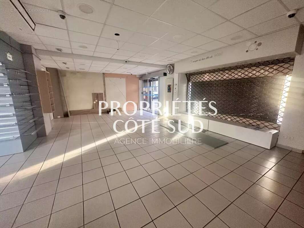 Commerce à LAUDUN-L&#039;ARDOISE