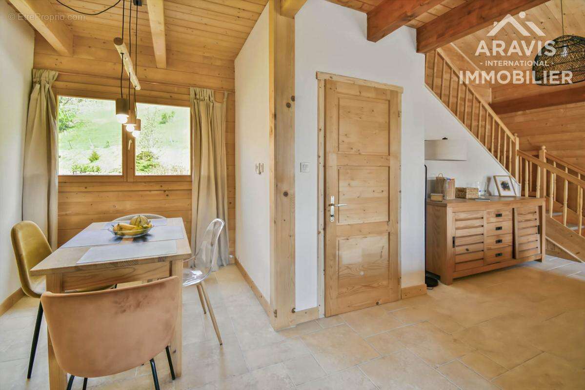 Maison à MONTMIN