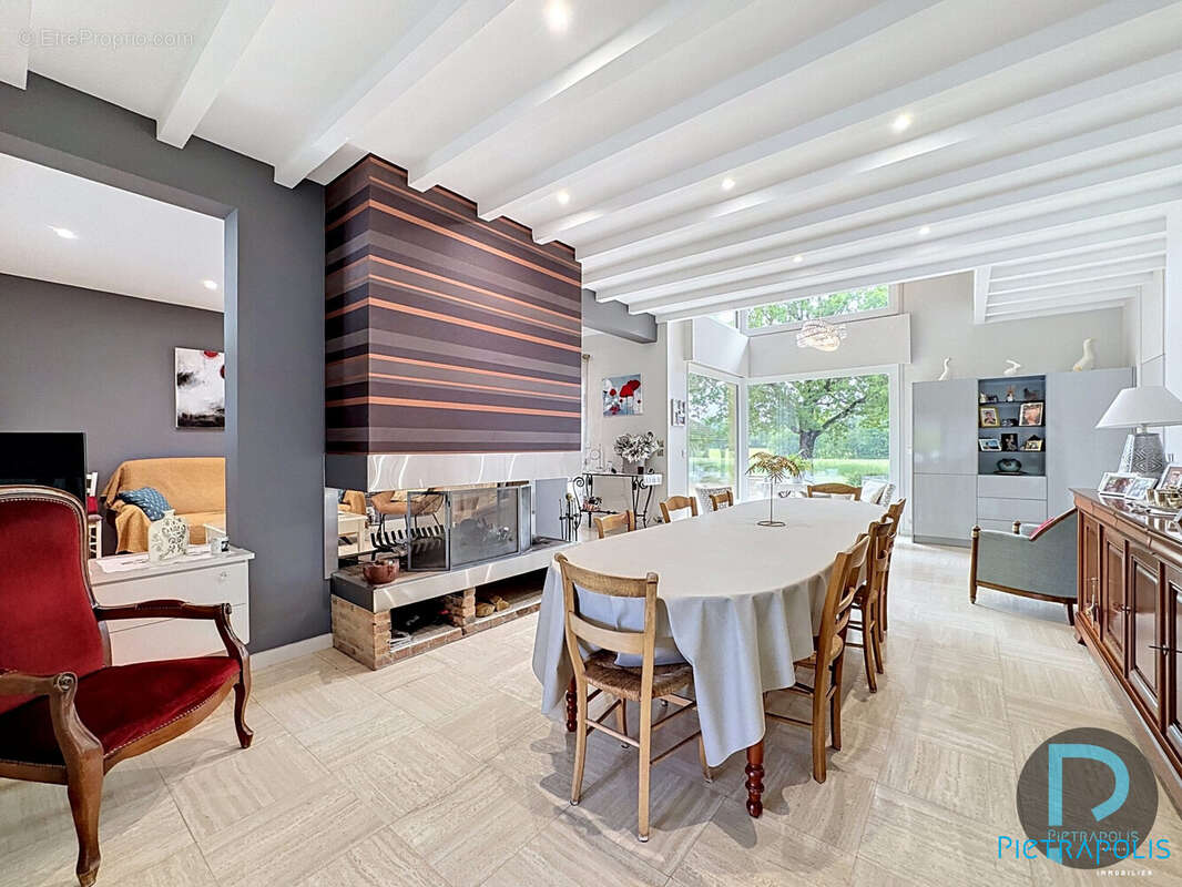 maison à vendre MONTRACOL - salle à manger