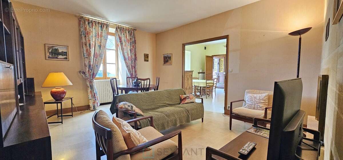 Rare à Domme  Maison de caractère avec 2 appartements, jardin, cave et grand garage - photo 6