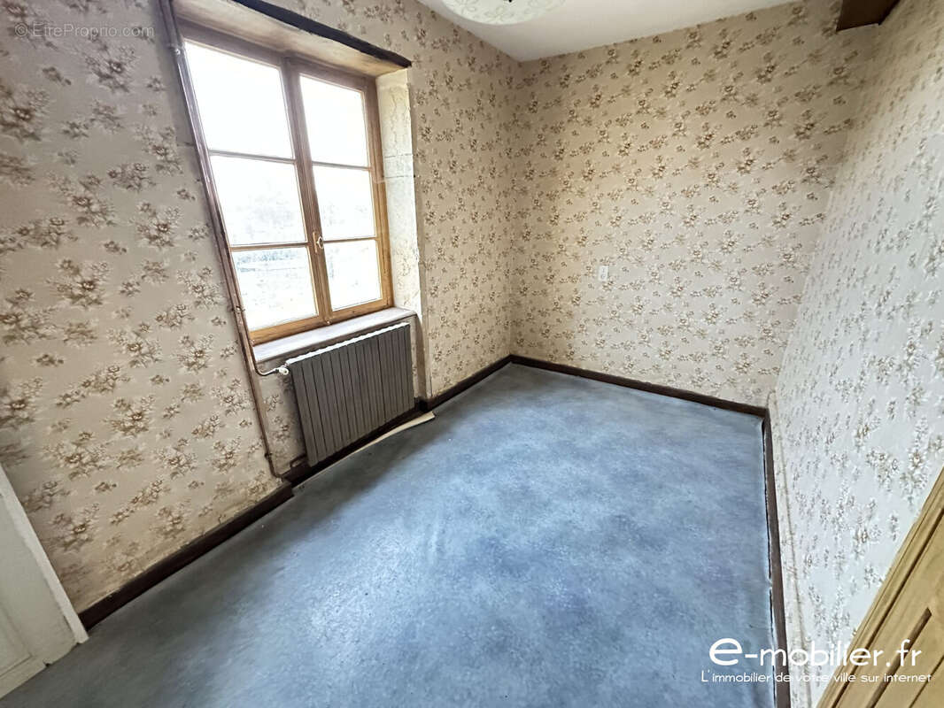 Maison à POUILLY-SOUS-CHARLIEU