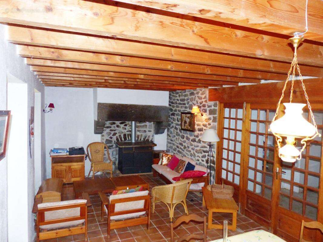 Maison à SAINT-JULIEN-CHAPTEUIL