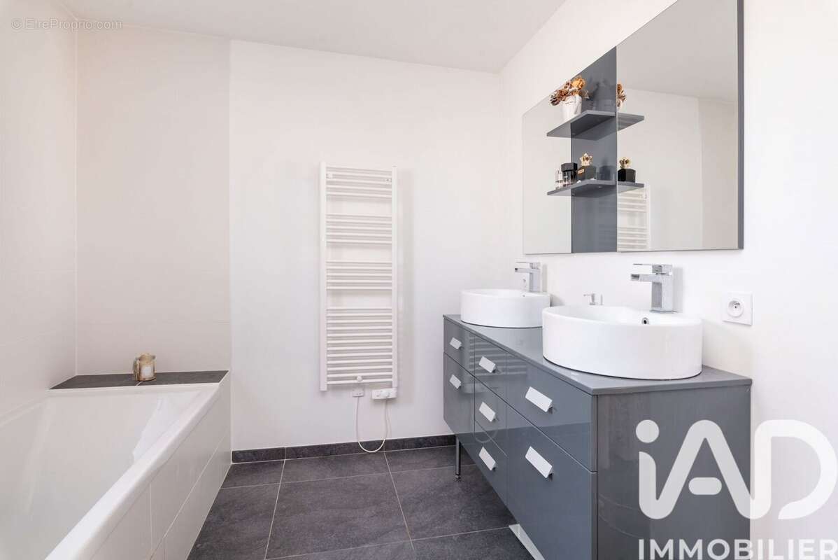 Maison 97 m² à Amberieux  - photo 7
