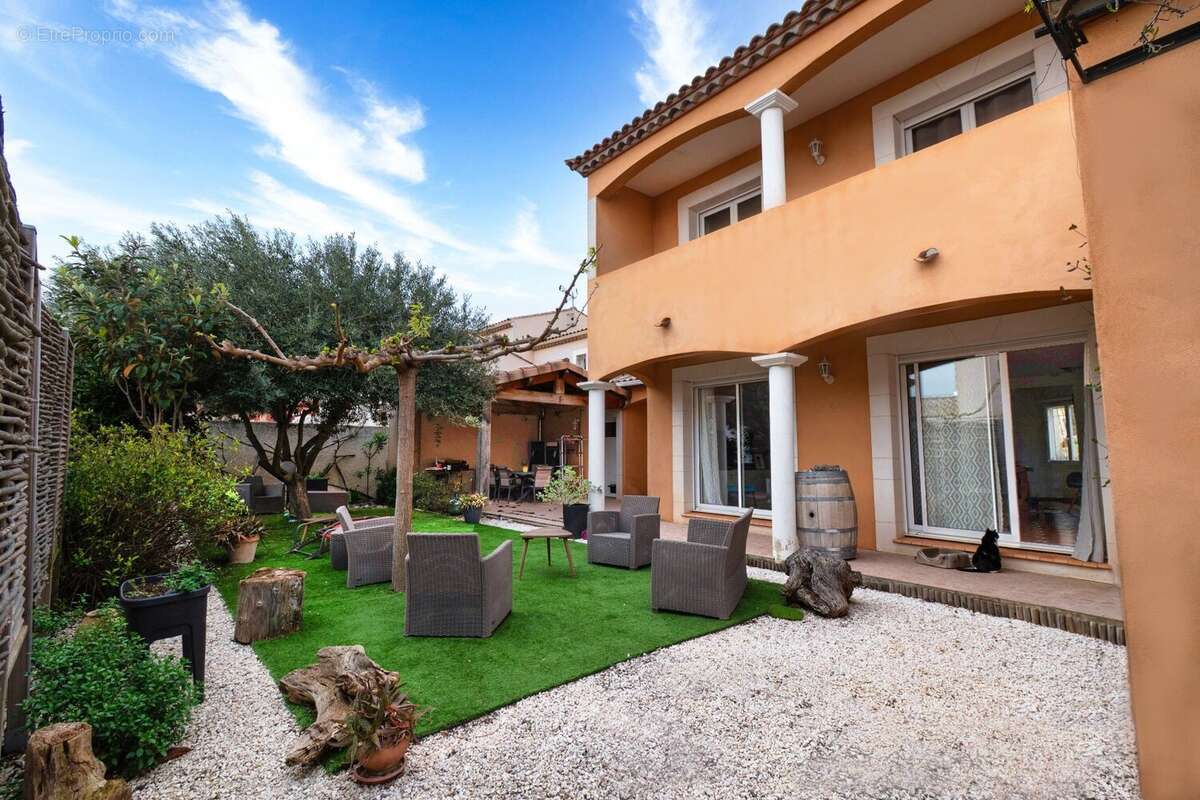 Superbe villa à Portiragnes  143 m² habitables + 18 m² de garage sur 500 m² de terrain  439 000 . - photo 2