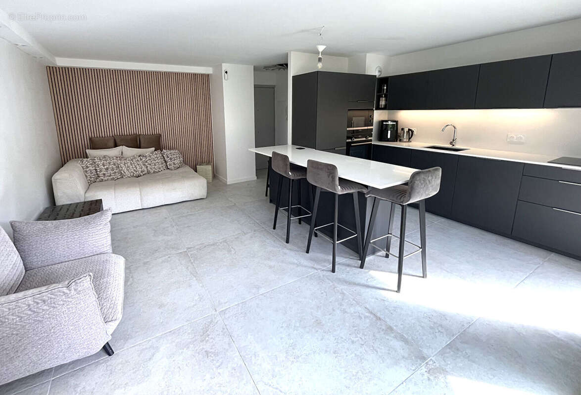 Appartement à SAINT-LAURENT-DU-VAR