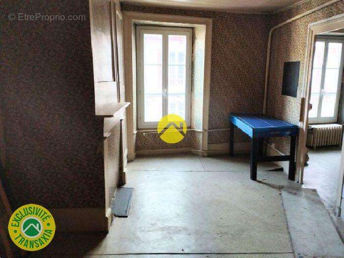 Maison à VIC-SUR-CERE