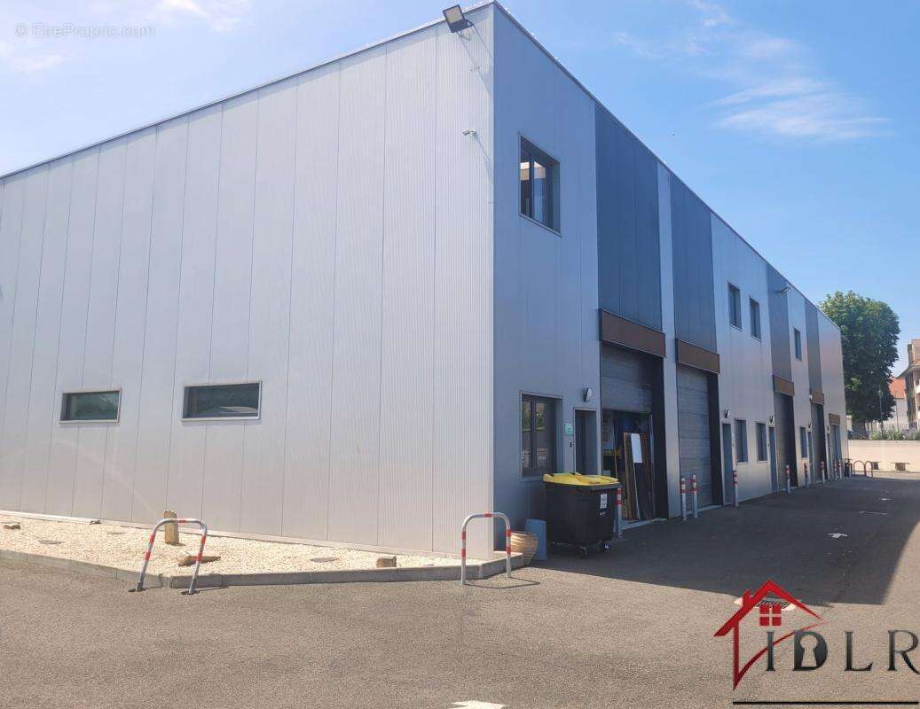 Coubert - batiment commercial + appartement - photo 9