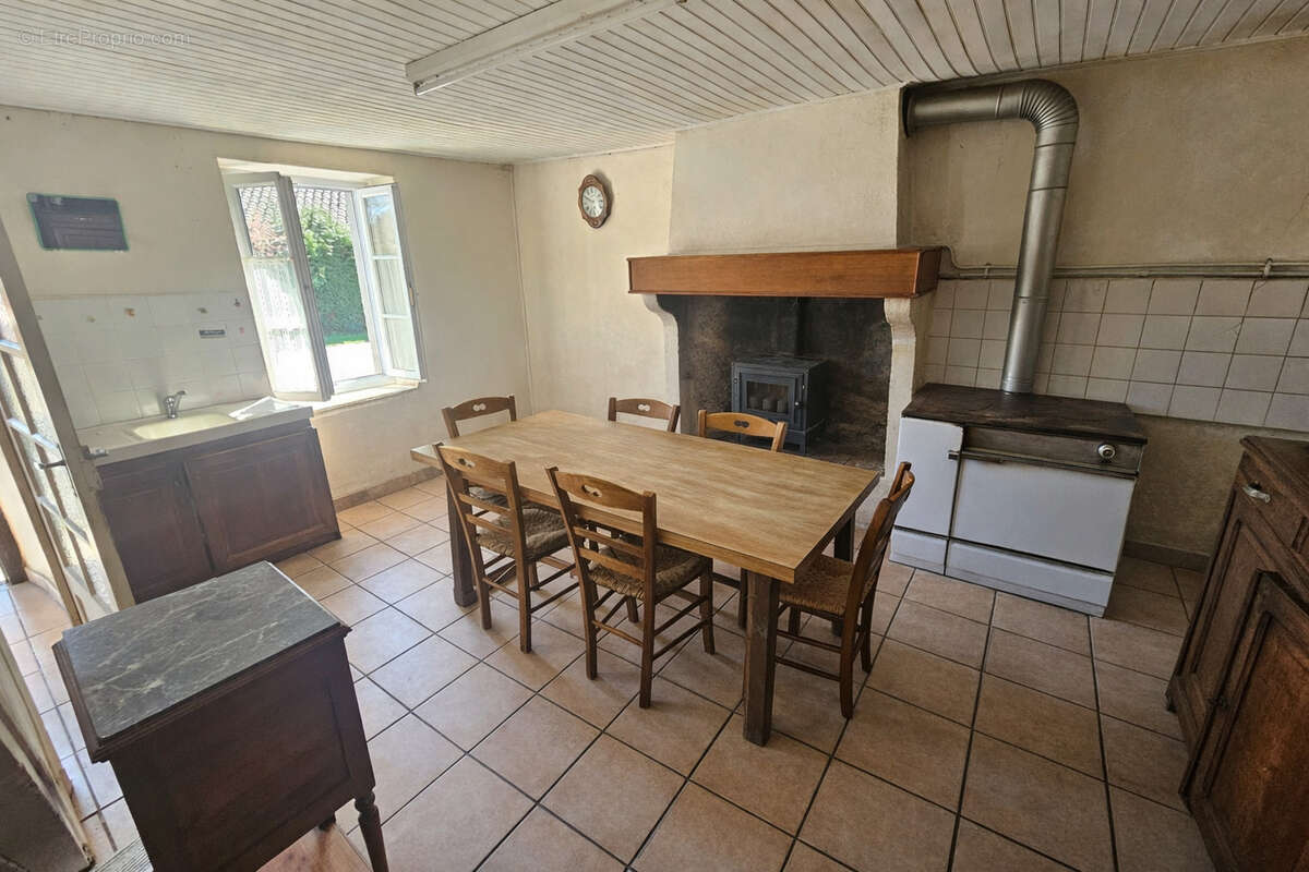 Maison à PEYRAT-LE-CHATEAU