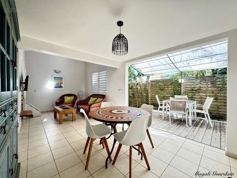 Saint-françois – à 100 mètres de la mer, ensemble immobilier de 3 villas indépendantes - photo 10