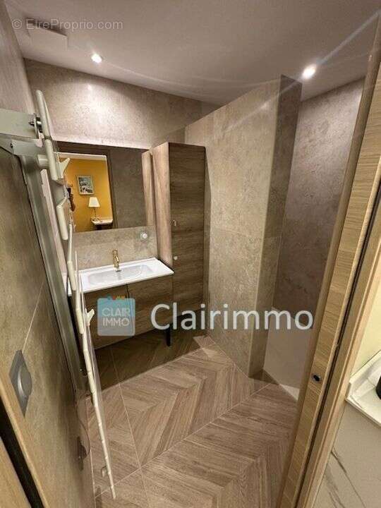 Salle d'eau moderne - Commerce à MARTIGUES