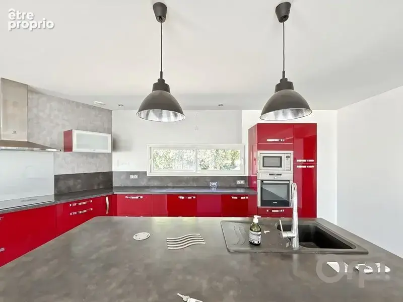 En campagne, avec vue, sur un terrain proche de 3000 m², agréable maison individuelle de plain pied avec garage et piscine - photo 7