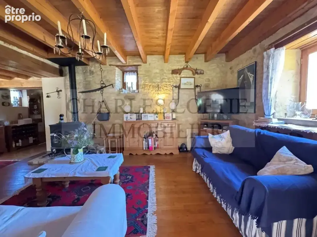Charmante maison en pierre avec piscine, sur un terrain de 3800 m² , aux portes d’un village vivant de la Bouriane. - photo 4