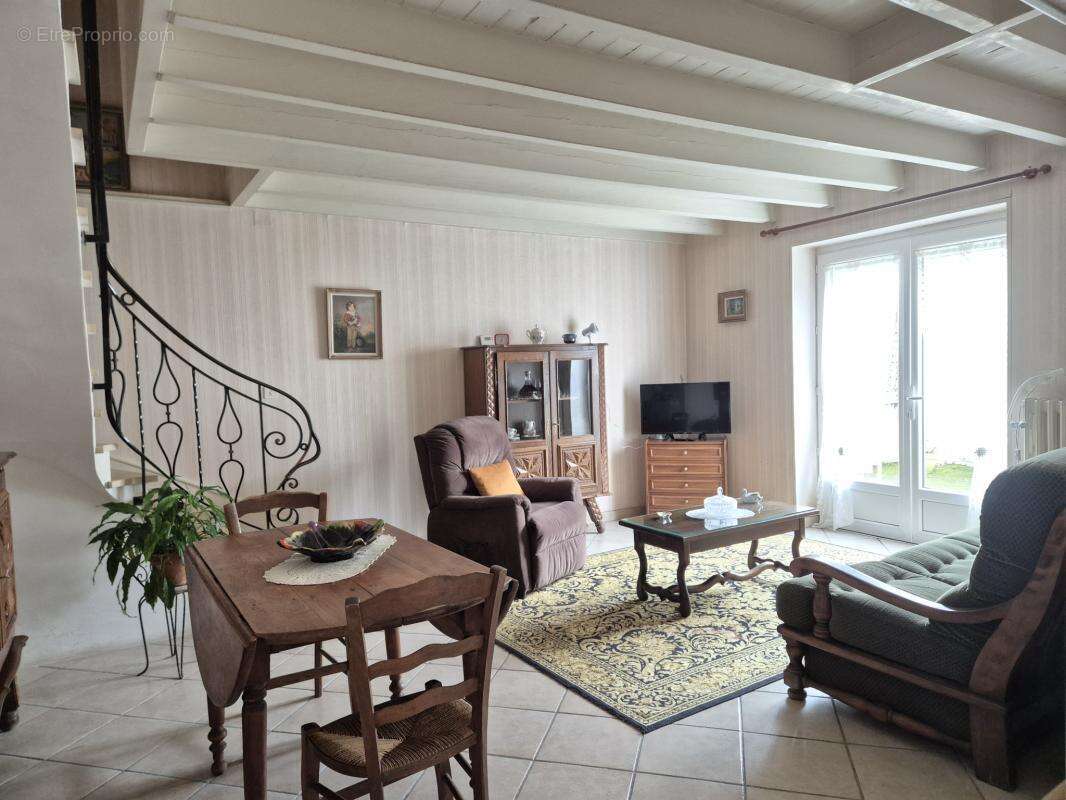 Maison à AIGRE