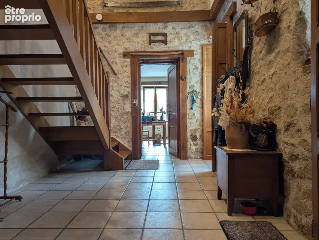 Belle propriété de caractère, idéalement située à quelques minutes à pied de Saint-Benoît-du-Sault - photo 5