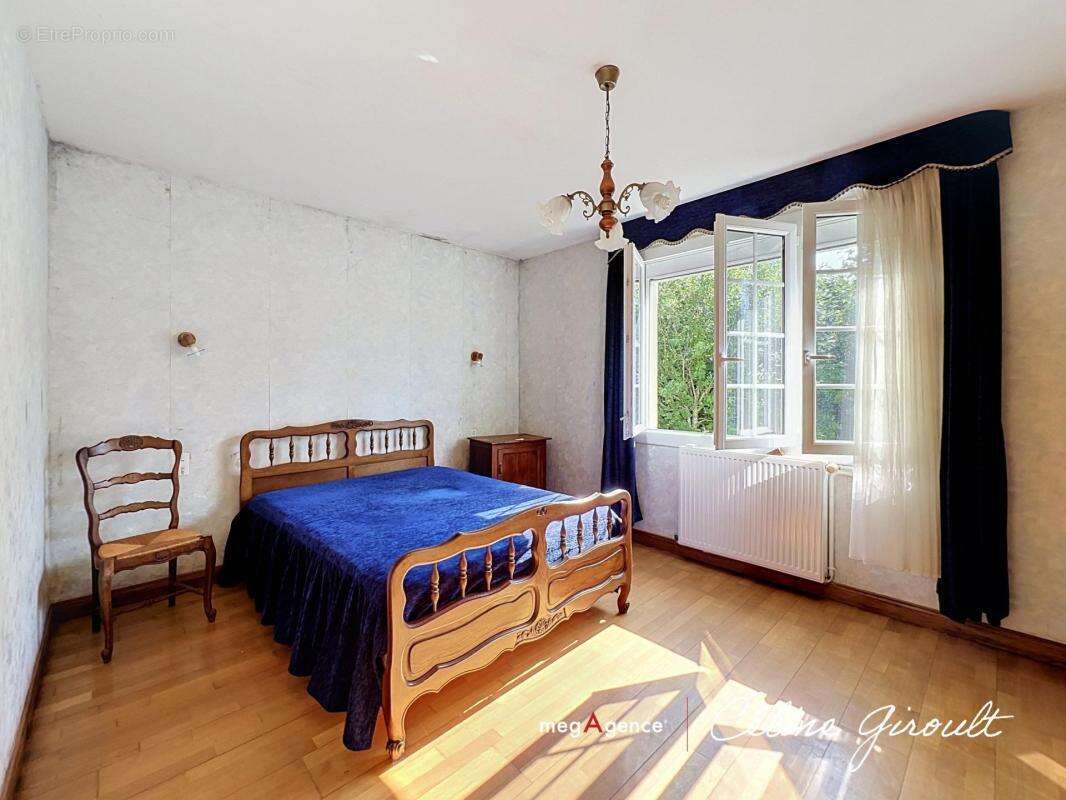 Contruction de qualité avec 7 chambres et beaucoup de stationnement ! - photo 8