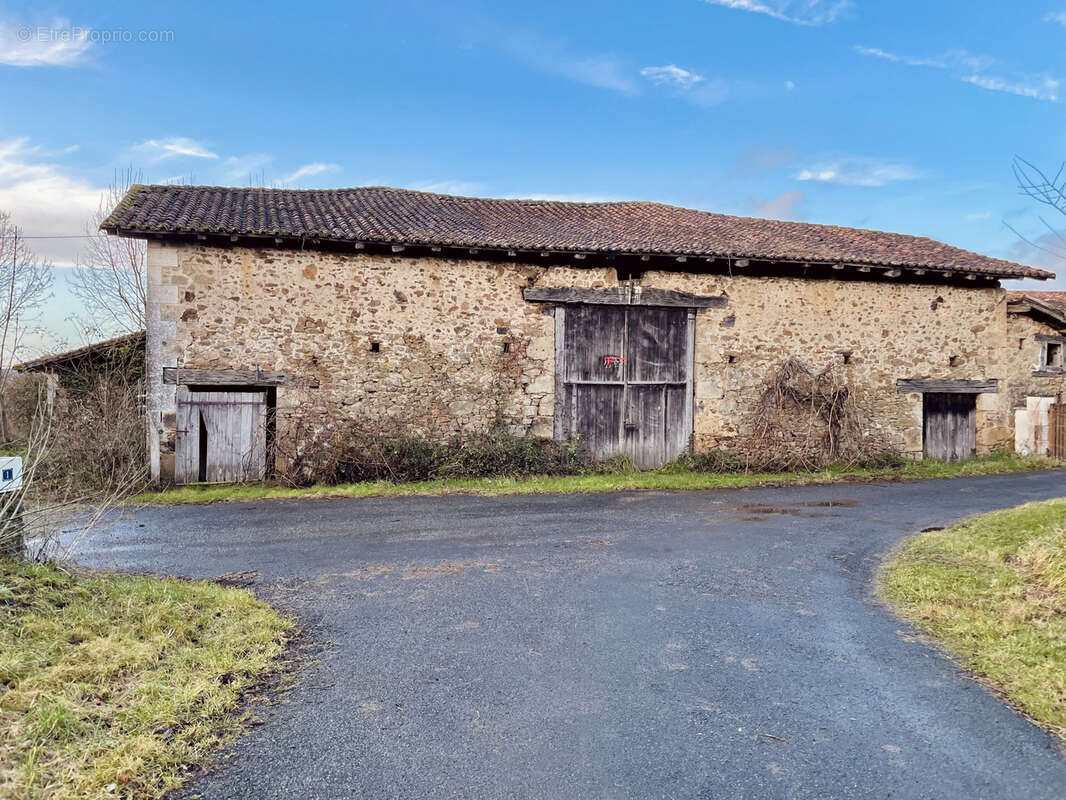 Maison à LESIGNAC-DURAND