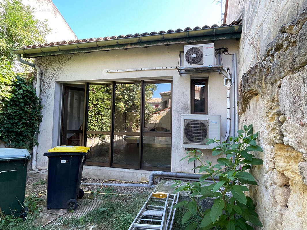 Local Commercial ou habitation - Emplacement de choix en plein centre-village - photo 2