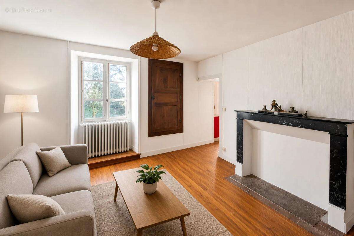 Maison à LES ADJOTS