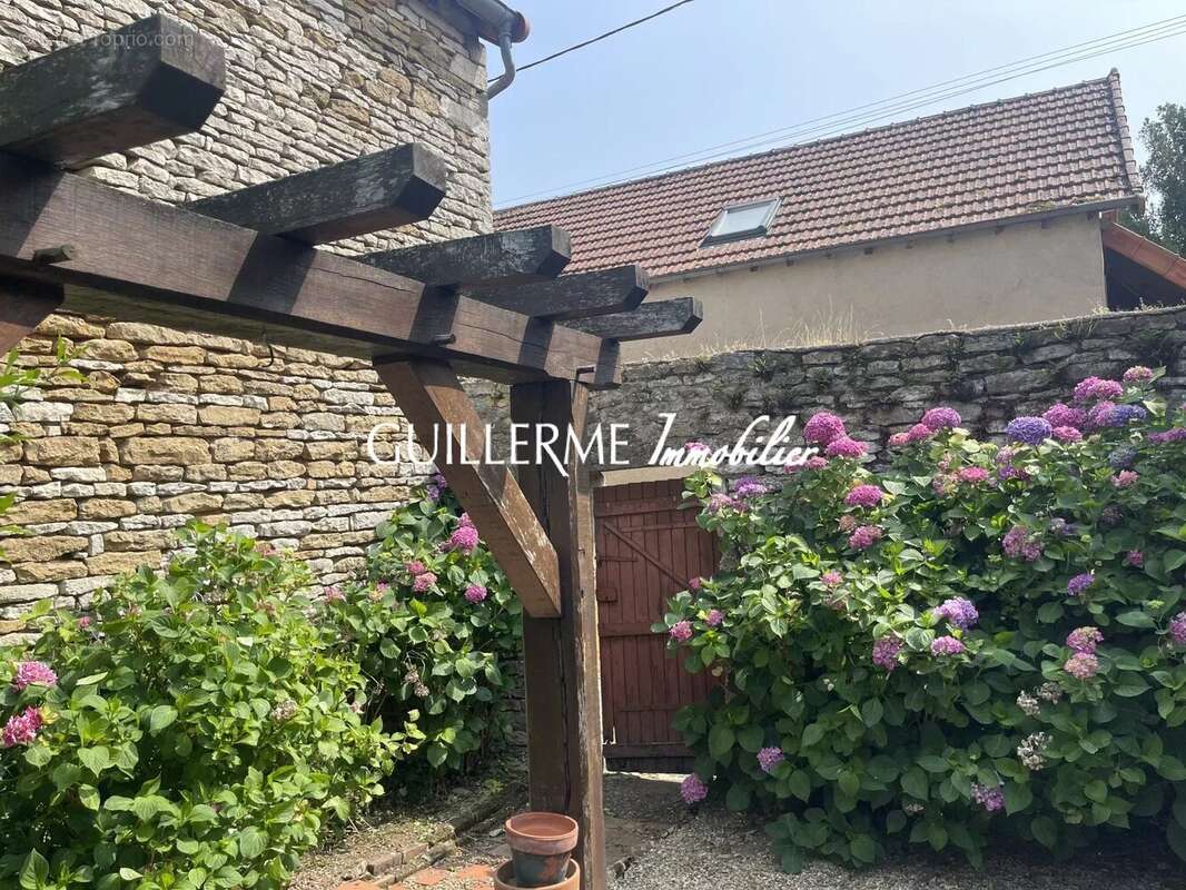 Immeuble en pierre, coeur de village, idéal investisseur - photo 26