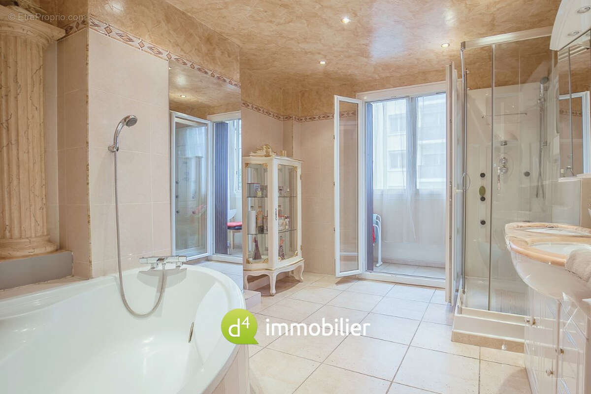 Appartement à MARSEILLE-1E